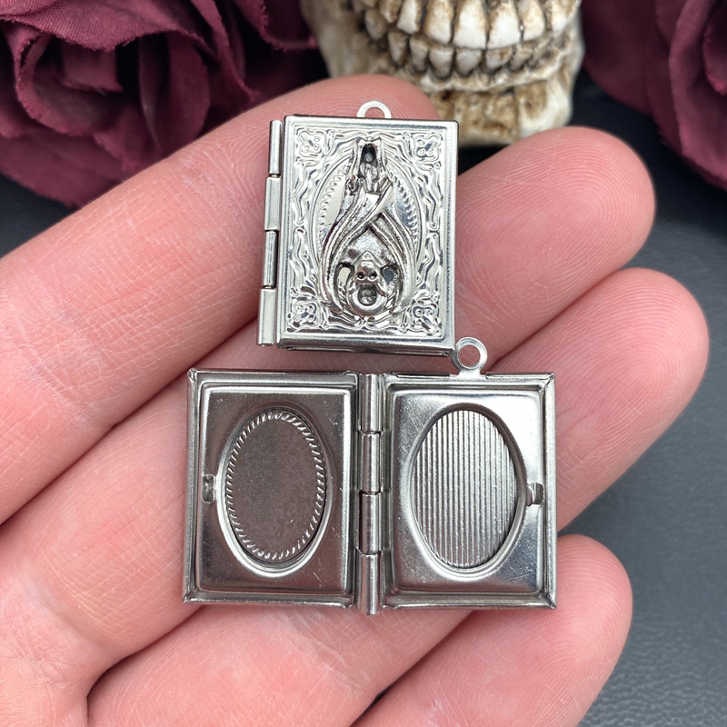 2psc Dainty Bat Book Locket Ch - Jewelry Making Guide Book recension och pris