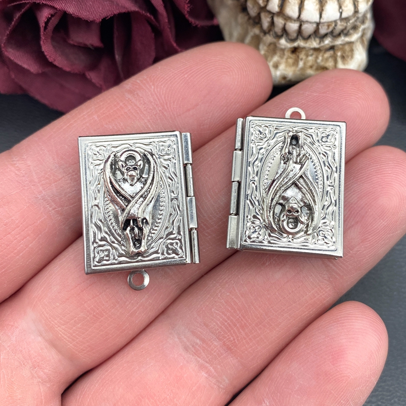 2psc Dainty Bat Book Locket Ch - Jewelry Making Guide Book recension och pris